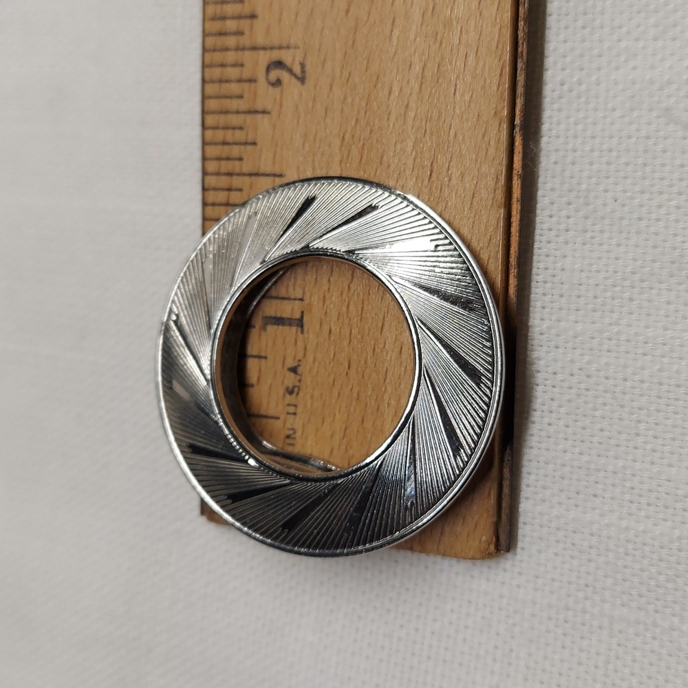 Lieba U.S.A. silver-tone Round scarf clip  Stunning Vintage 1.5" - Picture 8 of 8